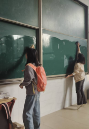 第十八期发展对象培训班BETWA西汉姆联小组开展志愿服务活动，为学院环境增添美丽
